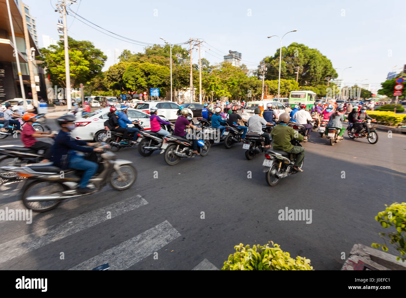 La città di Ho Chi Minh (Saigon), Vietnam - 7 marzo 2017: il traffico pesante su strada. Scooter è più popolare mezzo di trasporto in Vietnam. Foto Stock