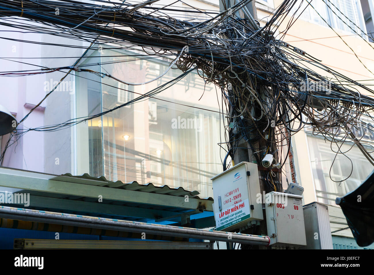 La città di Ho Chi Minh (Saigon), Vietnam - 7 marzo 2017: infrastruttura via cavo Foto Stock