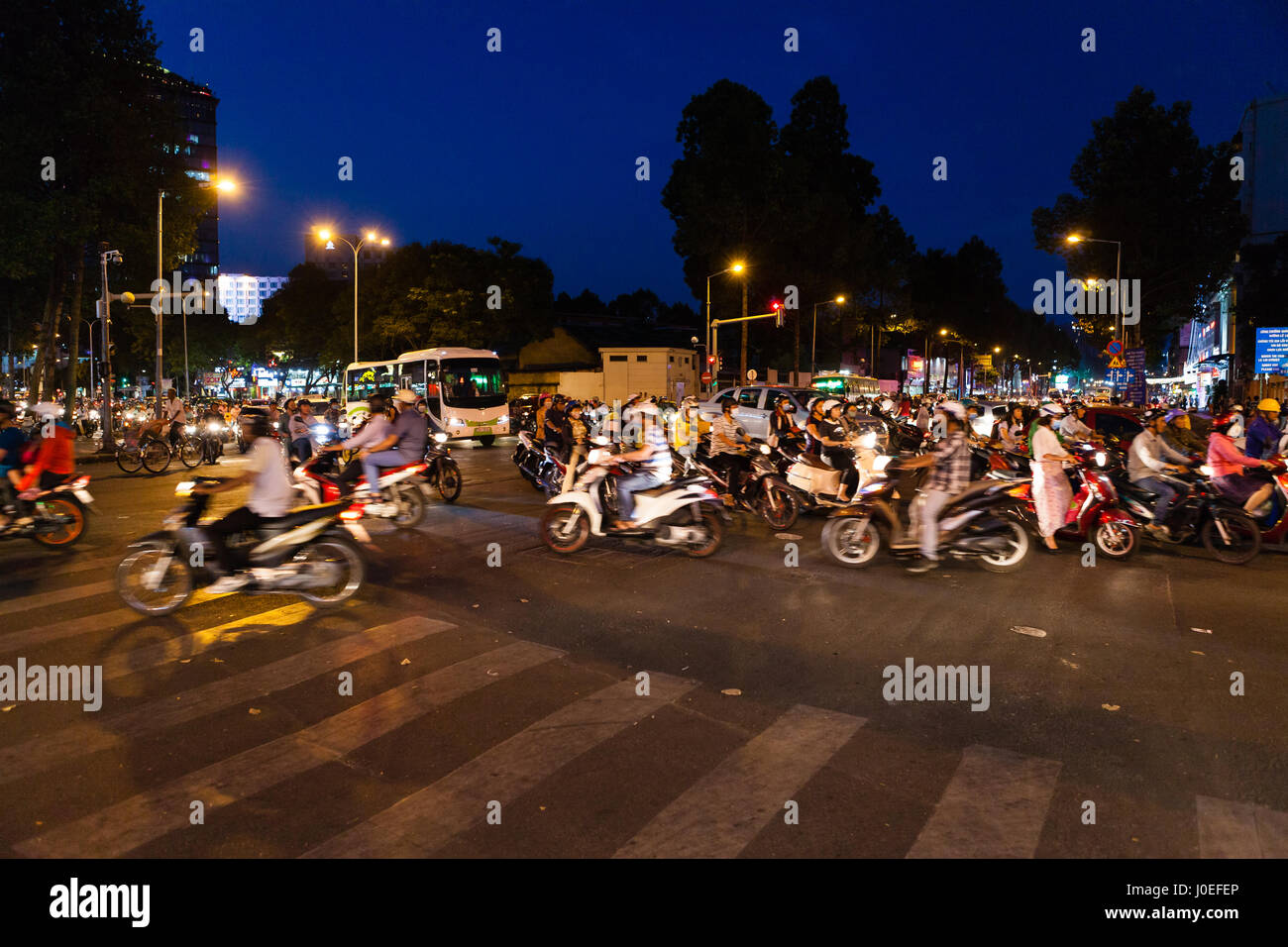La città di Ho Chi Minh (Saigon), Vietnam - 7 marzo 2017: il traffico pesante su strada. Scooter è più popolare mezzo di trasporto in Vietnam. Foto Stock
