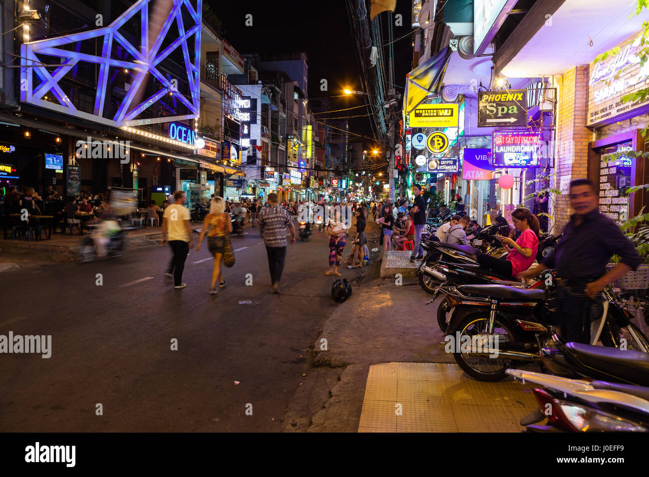 La città di Ho Chi Minh (Saigon), Vietnam - 7 marzo 2017: la vita notturna nelle strade di Saigon Foto Stock