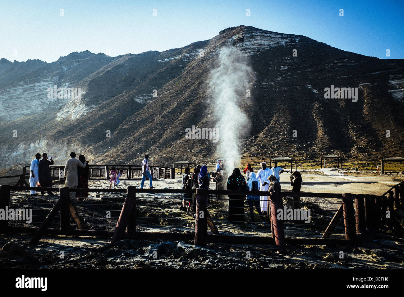 Omani persone che visitano un blowhole in Salalah, Oman. Foto Stock