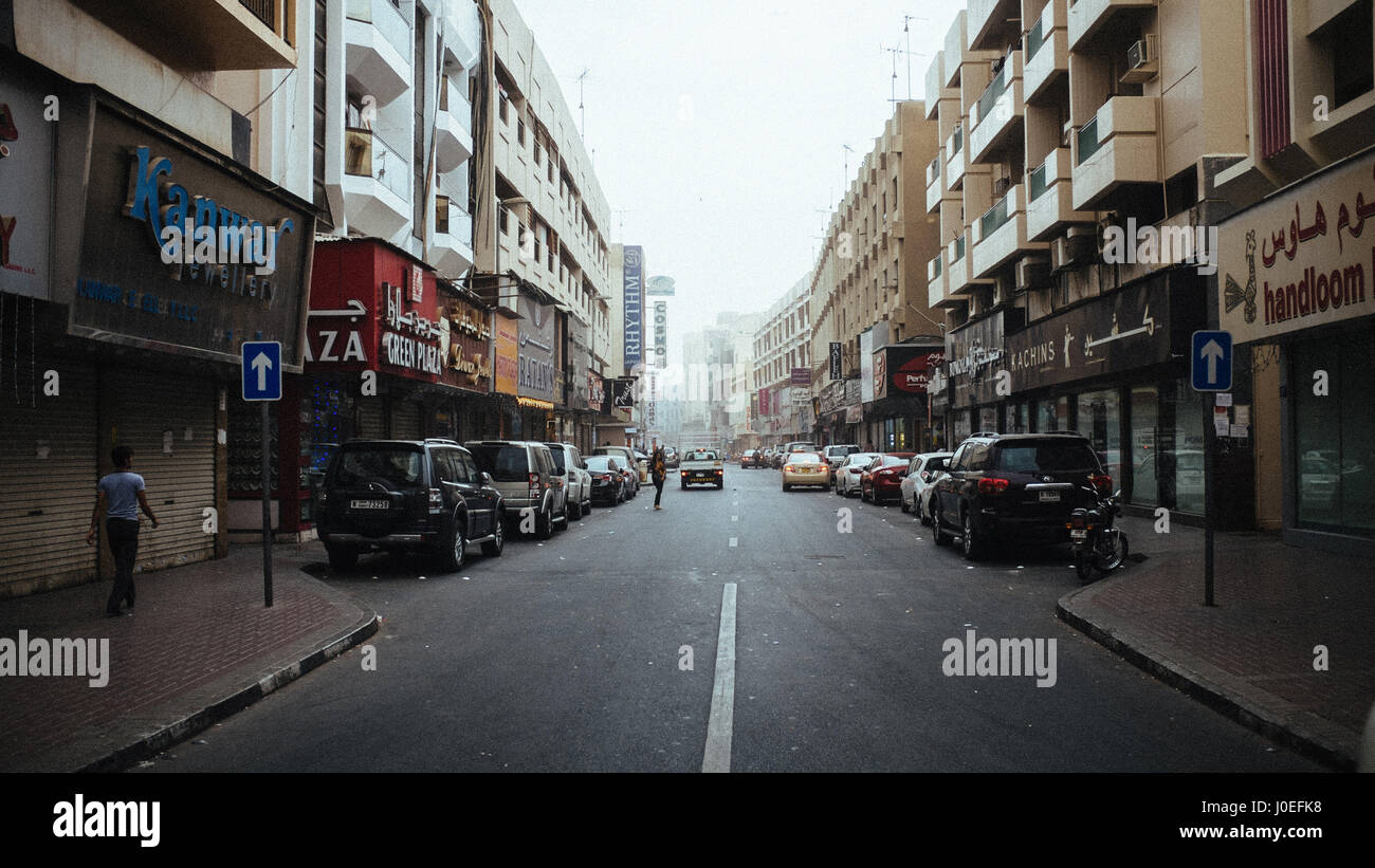 Una strada locale con macchine parcheggiate Downtown Dubai Emirati Arabi Uniti. Foto Stock