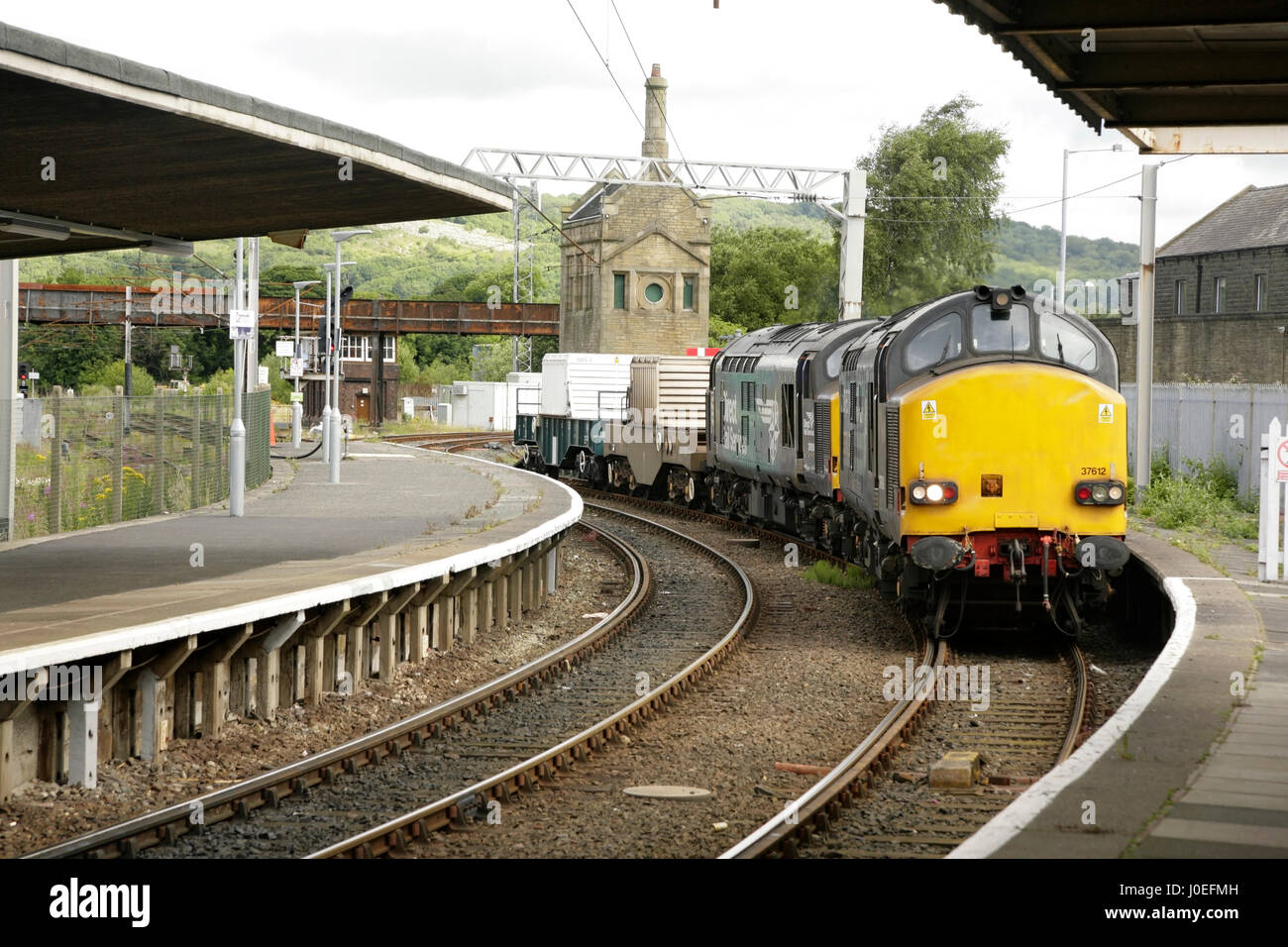 Dirigere i servizi ferroviari Classe 37 locomotive diesel alaggio palloni nucleare da impianto di ritrattamento di Sellafield attraverso Carnforth stazione ferroviaria, UK. Foto Stock