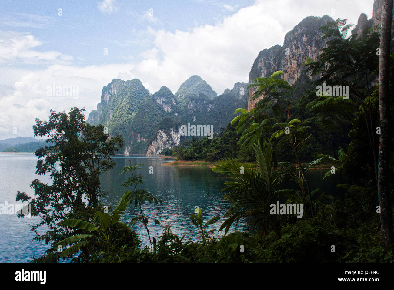 La splendida Khao Sok National Park nel Sud della Thailandia. Foto Stock