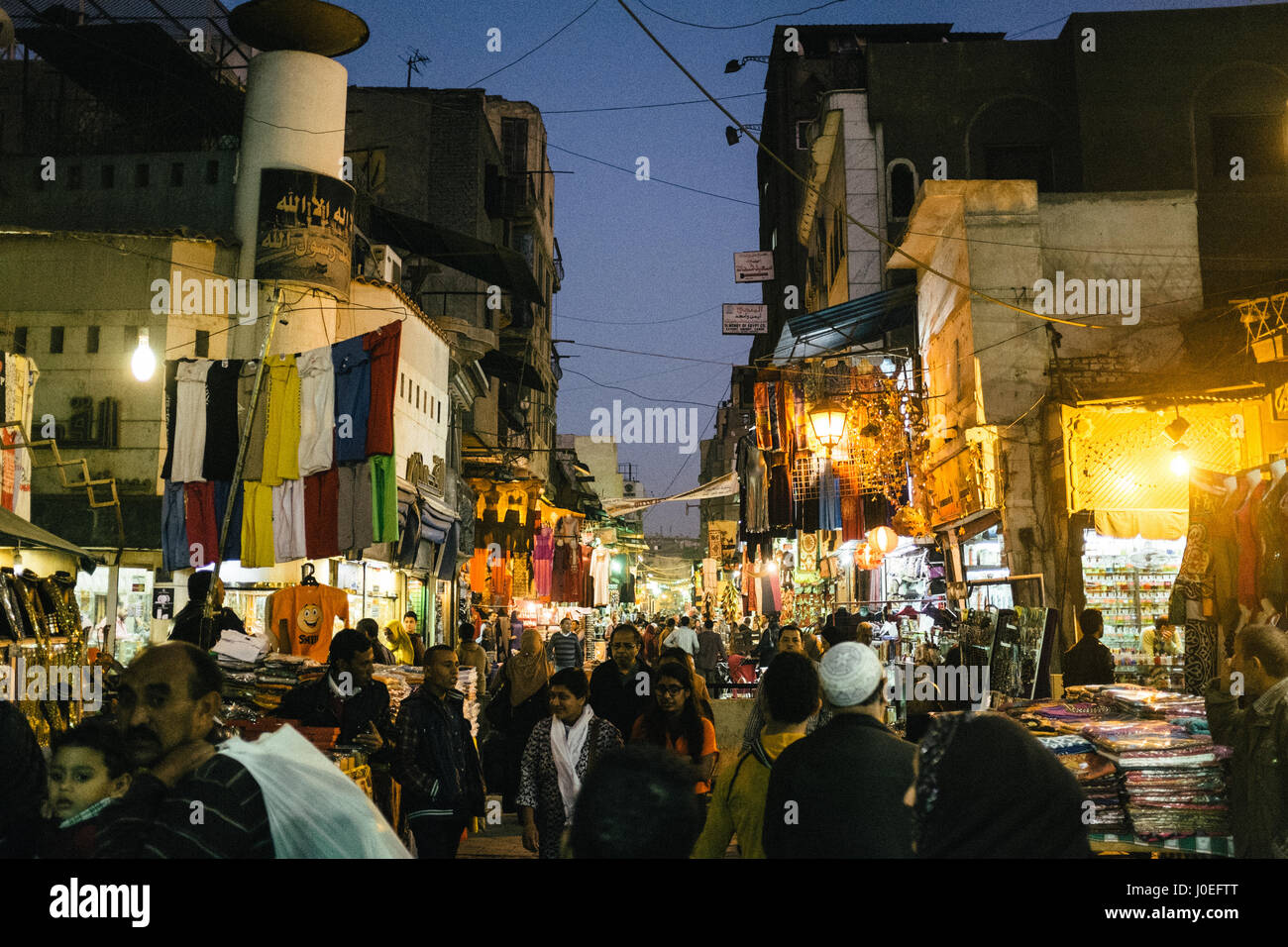 Visitatori presso il mercato notturno in Khan El-Khalili distretto del Cairo, Egitto. Foto Stock