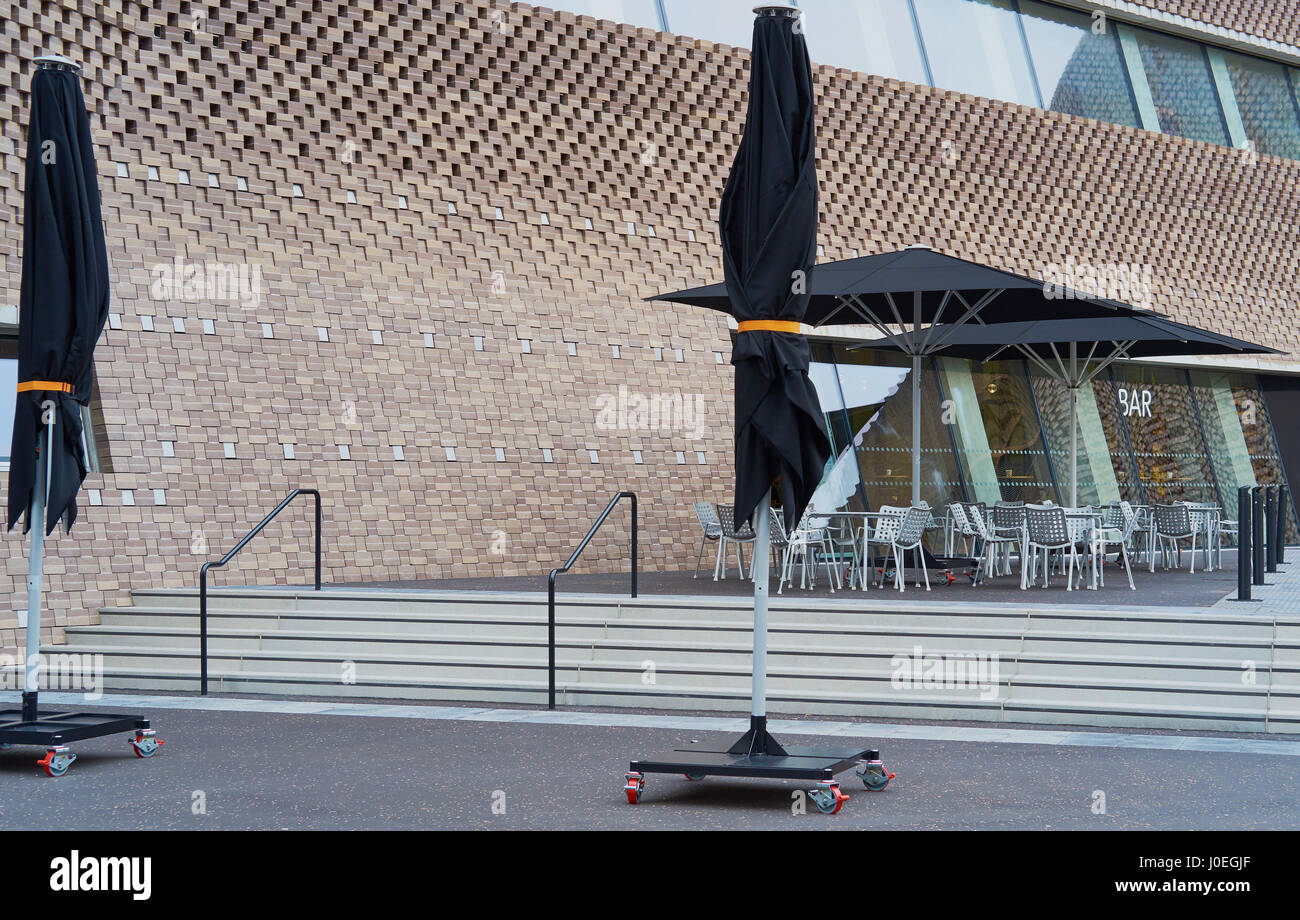 Terrazza all'aperto presso la Tate Modern di estensione, l'interruttore casa (da Herzog & de Meuron, South Bank di Londra, Inghilterra Foto Stock