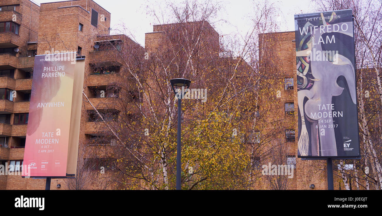 Pubblicità per la Tate Modern mostre e appartamenti urbana, South Bank di Londra, Inghilterra Foto Stock