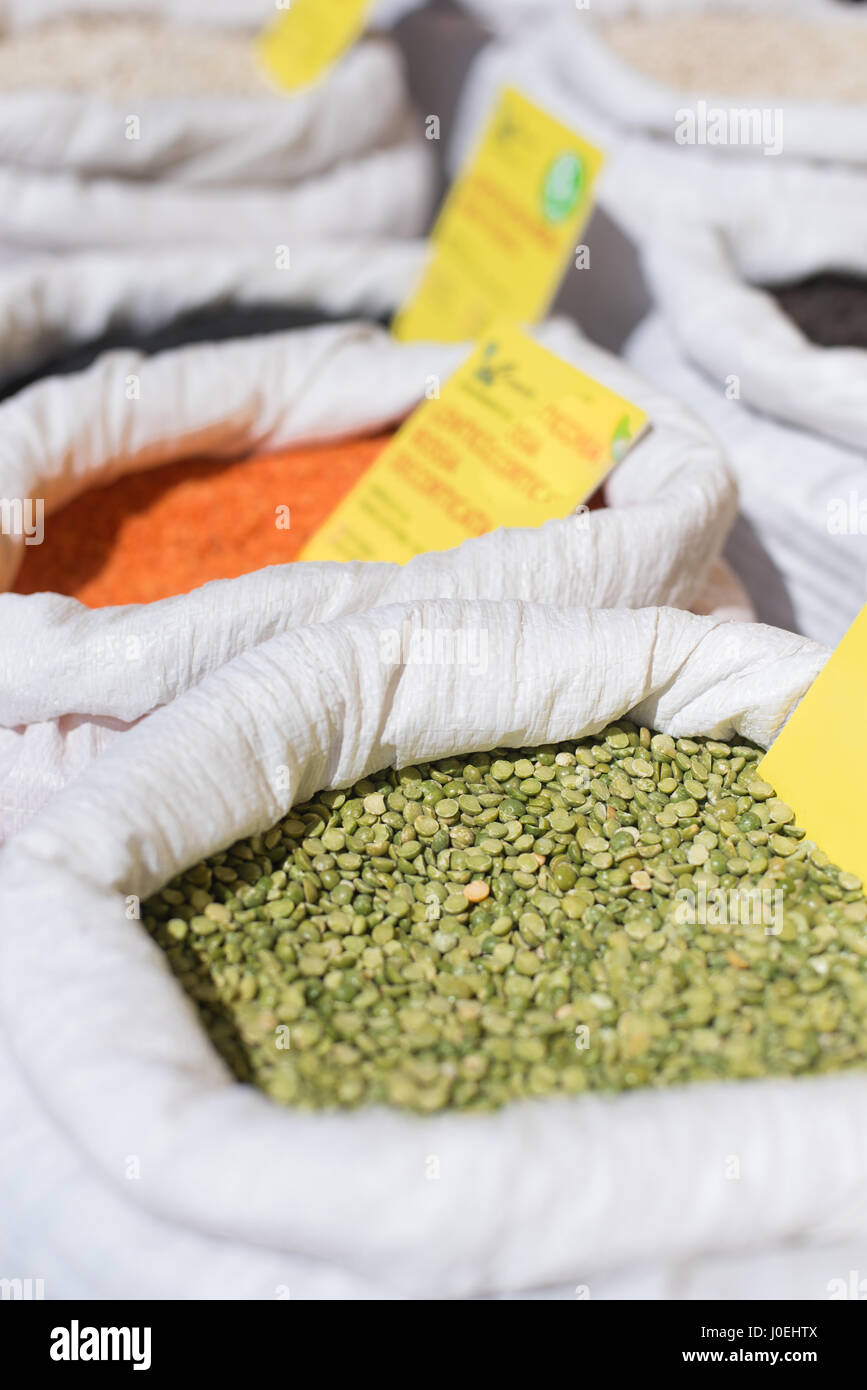 Verde di piselli secchi dettaglio nella borsa bianca sul ripiano di mercato il fuoco selettivo Foto Stock