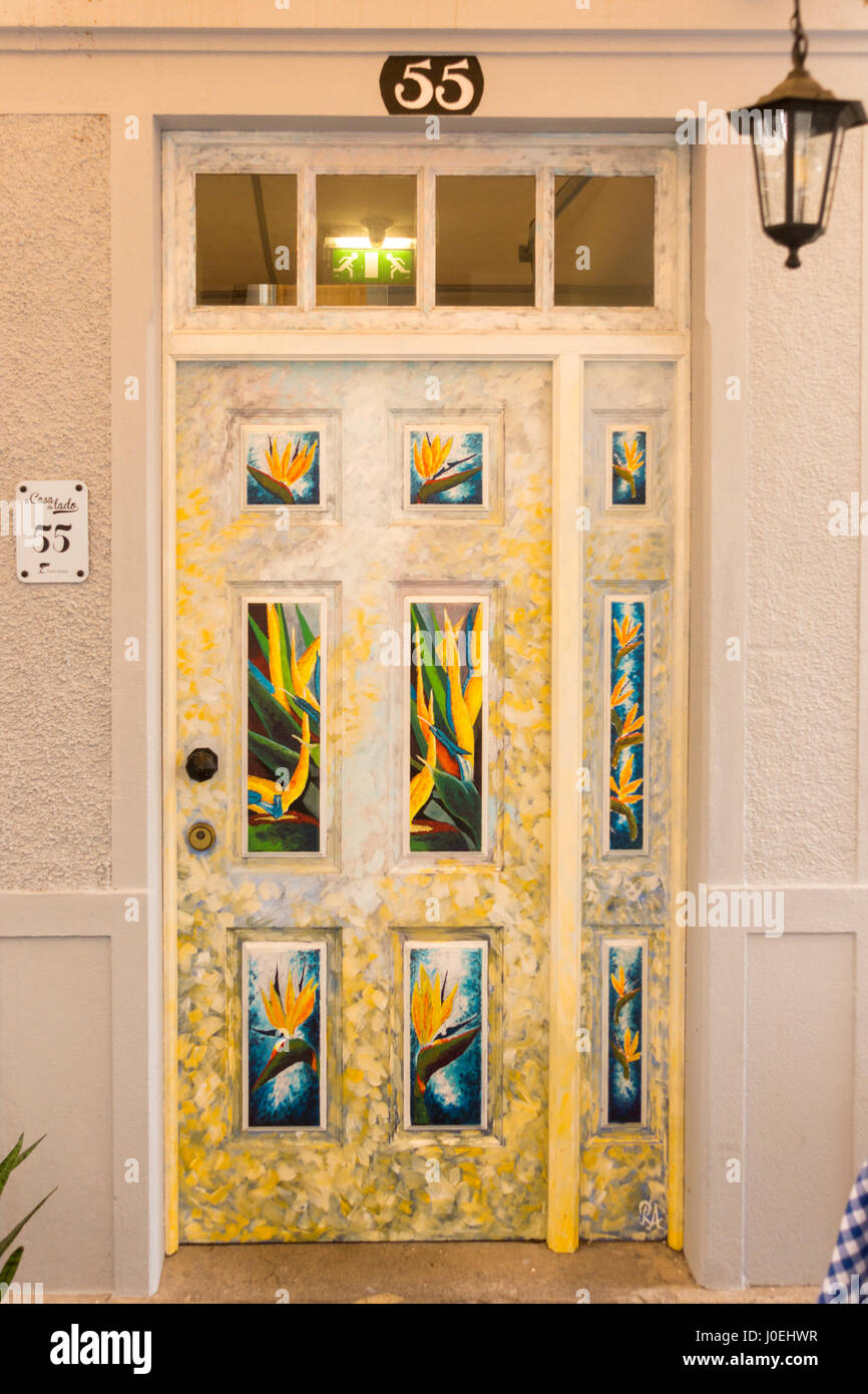 Un dipinto di uccello del paradiso fiori; fa parte di una serie di porte dipinte dall' "arte di aprire porte' progetto, Funchal, Madeira Foto Stock