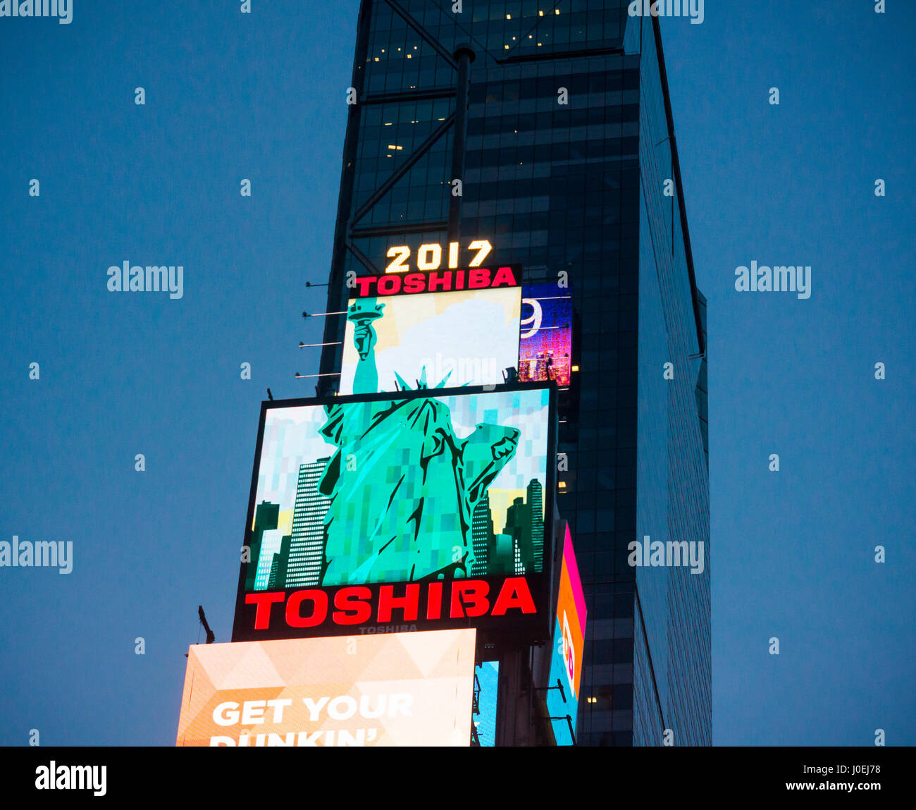 Il Toshiba segno illumina dal One Times Square a New York martedì, 11 aprile 2017. Toshiba ha annunciato che vi è "sostanziale di incertezza" se la società può continuare citando le perdite derivanti dalla sua Westinghouse Electric divisione nucleare. (© Richard B. Levine) Foto Stock