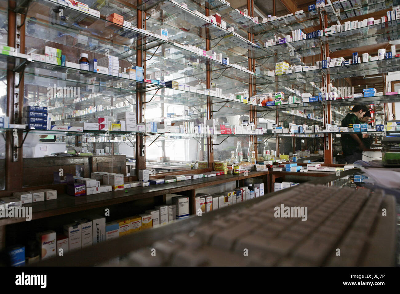 Farmacia ripiani con specchio in Messico Foto Stock