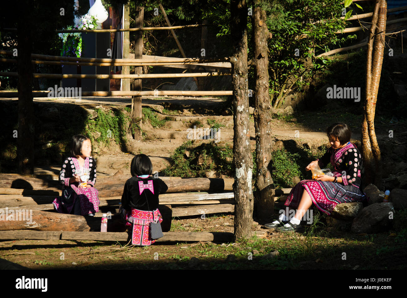 Bambini ragazza etnia Hmong indossare il costume tradizionale e seduti a mangiare la prima colazione con gli amici a Doi Pui villaggio tribale su dicembre 28, 2016 in Chiang ma Foto Stock