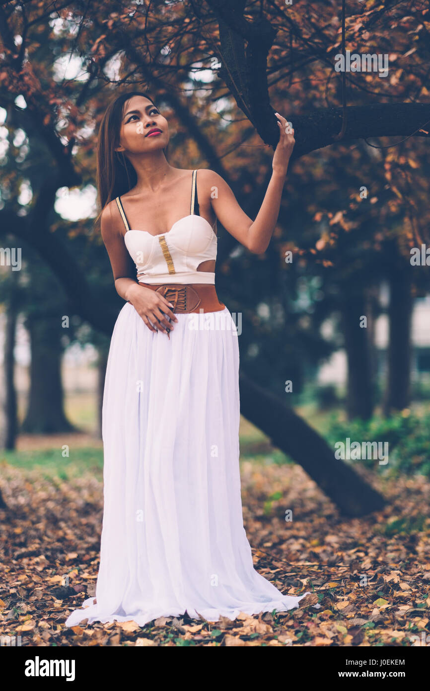 Bella ragazza wiccan, custode della foresta di mistico Foto Stock