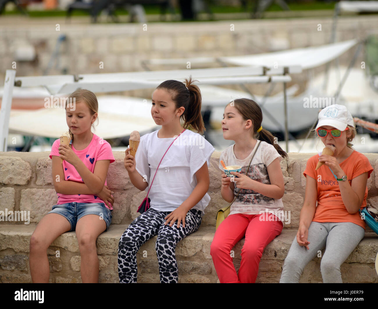 Un gruppo di ragazze a mangiare il gelato durante un'escursione. La citta di Hvar, Croazia Foto Stock