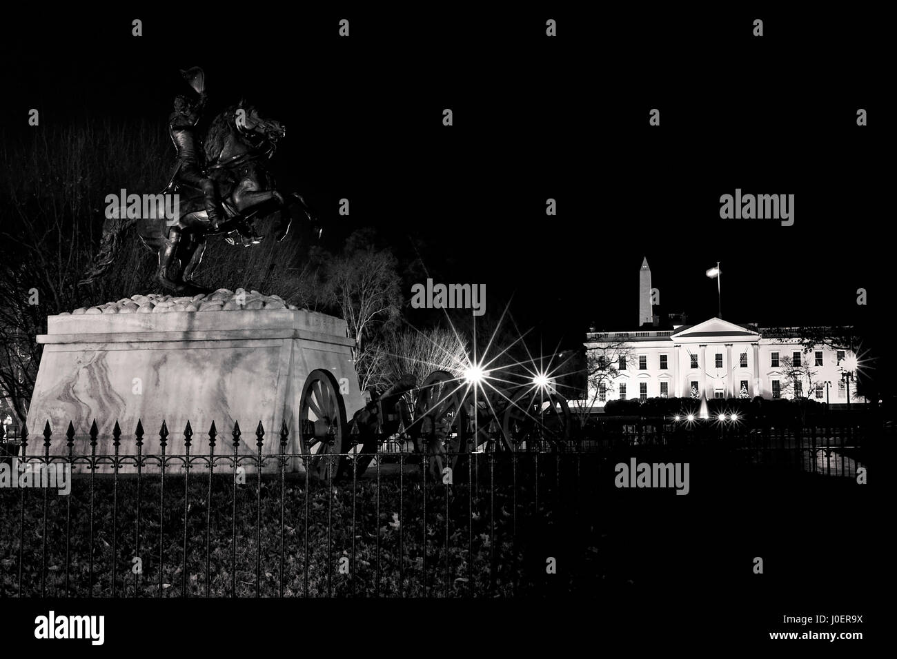 Il punto di vista della Casa Bianca e il Monumento a Washington su una chiara notte invernale a Washington D.C.. (Altered digitalmente in bianco e nero) Foto Stock
