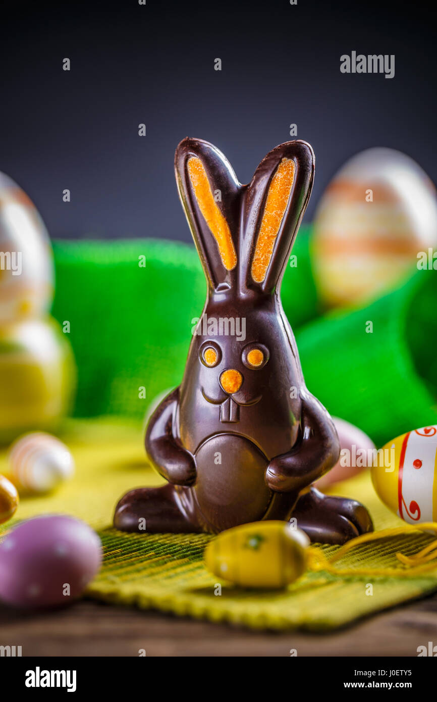 Al delizioso cioccolato coniglietto di Pasqua e uova Foto Stock