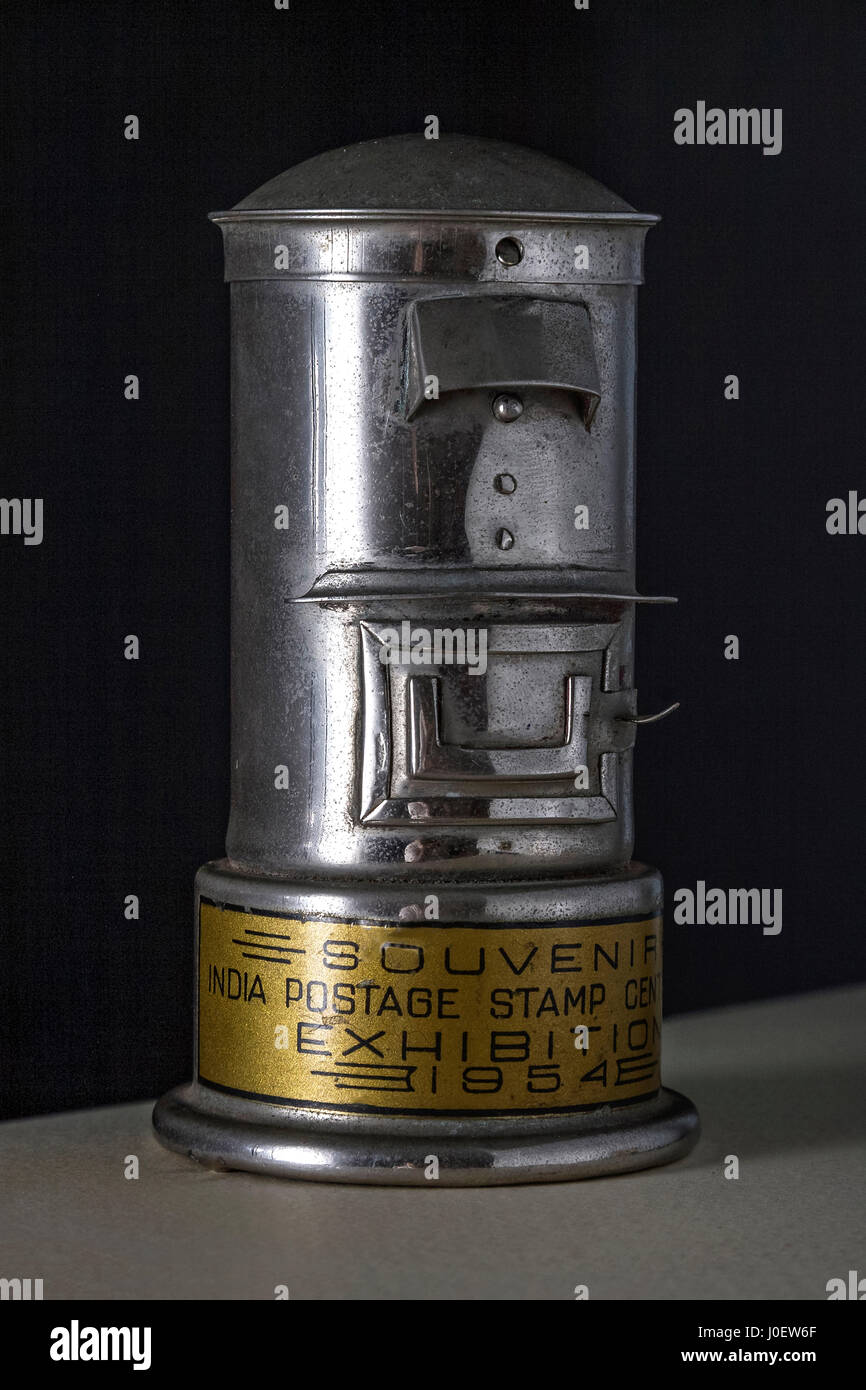 Salvadanaio di uniche banche in forma di letter box, India, Asia Foto Stock