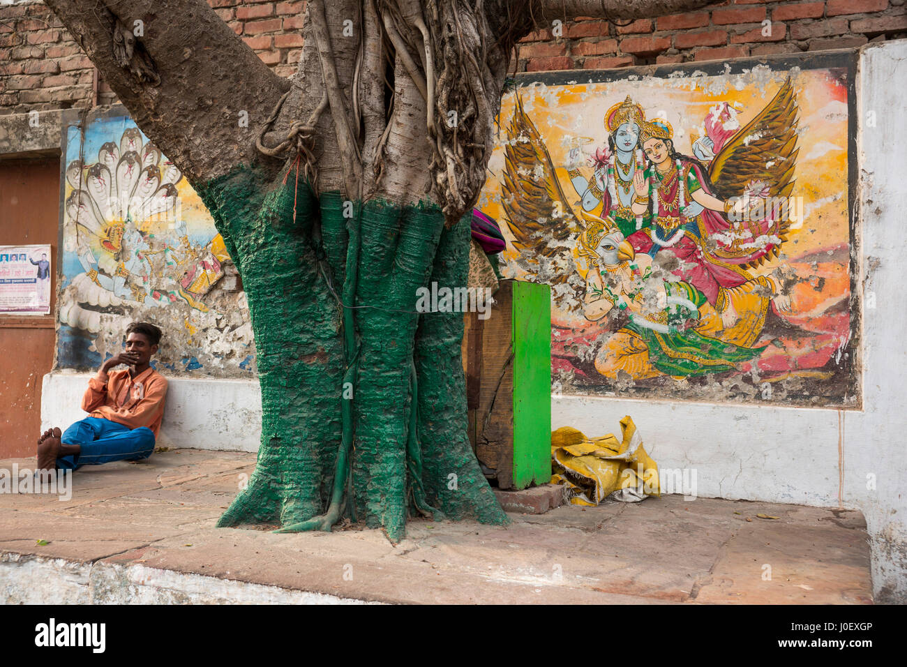 Parete mitologici dipinti, Varanasi, Uttar Pradesh, India, Asia Foto Stock