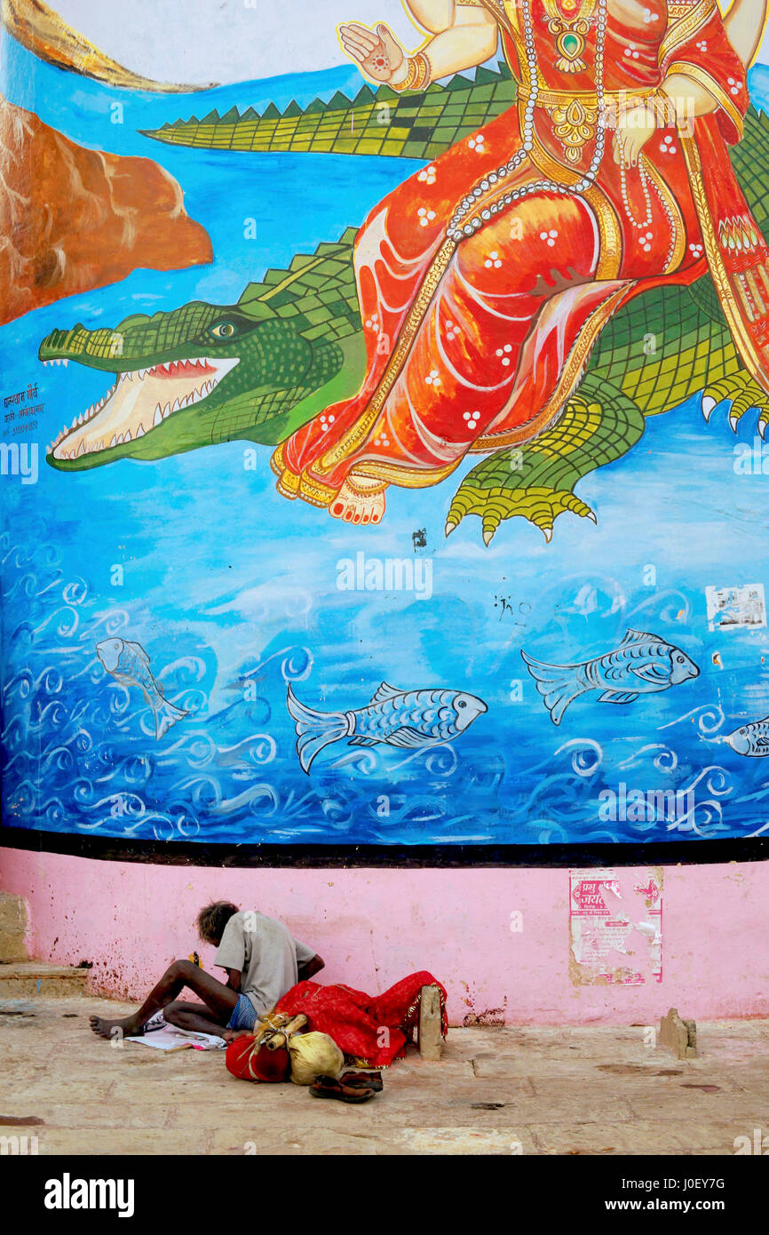 Parete mitologico dipinto su ghats, Varanasi, Uttar Pradesh, India, Asia Foto Stock