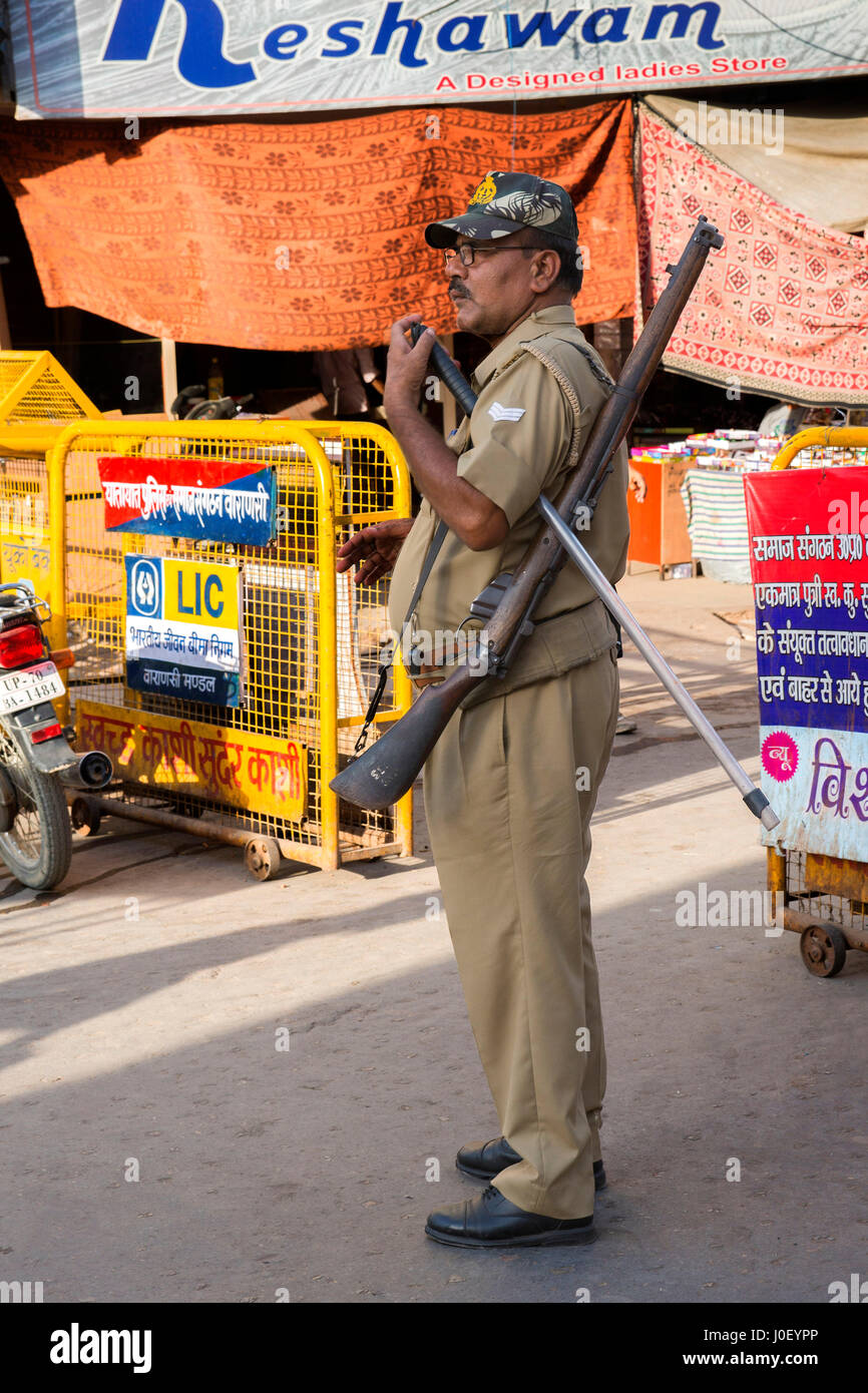 La polizia di constable, Varanasi, Uttar Pradesh, India, Asia Foto Stock