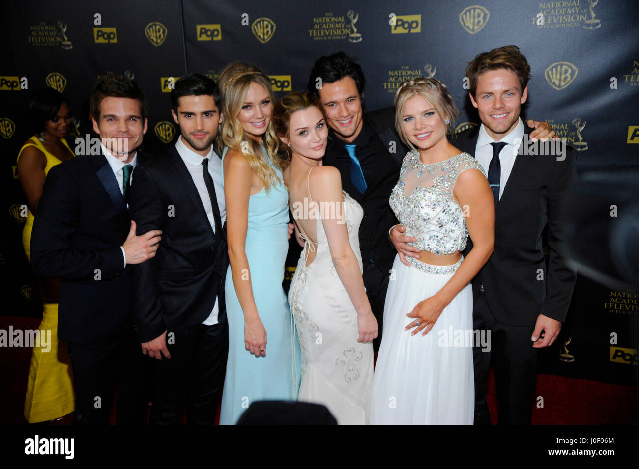 (L-R) attori Max Ehrich, Melissa Ordway; Re Cacciatore, Matthew Atkinson, Kelli Goss, e Lachlan Buchanan pongono in sala stampa al quarantaduesimo giorno annuale Emmy Awards a Warner Bros Studios su Aprile 26th, 2015 a Burbank, in California. Foto Stock