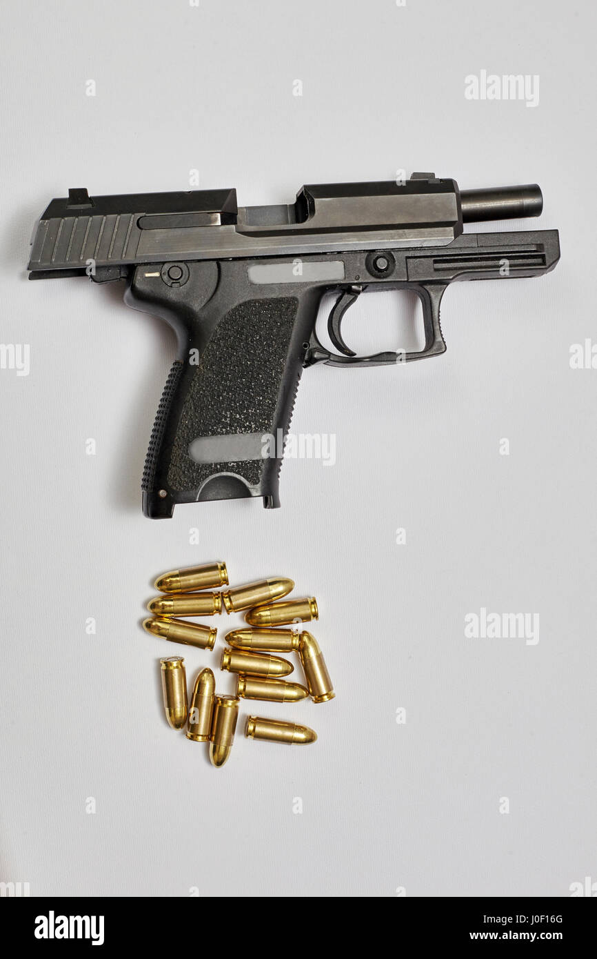 9 mm pistola pistola e proiettili, isolata. Foto Stock