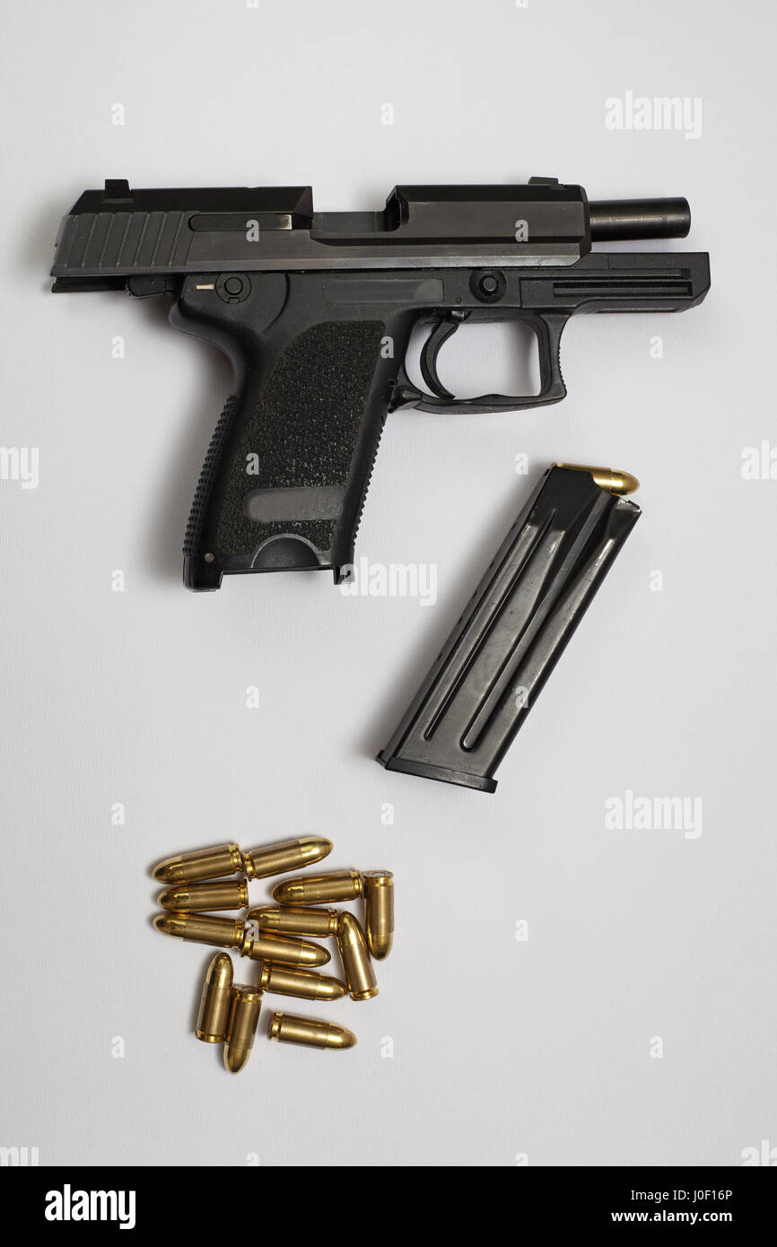 9 mm pistola pistola e proiettili, isolata. Foto Stock