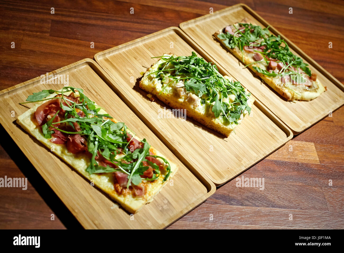 Focaccias e bruschette con vari tipi di salumi e formaggi. Foto Stock
