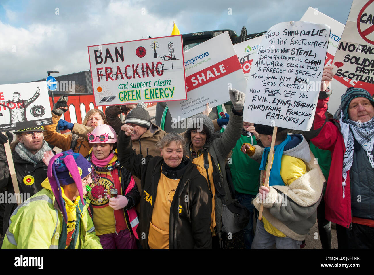 Anti-fracking manifestanti campagna al di fuori del Consiglio di contea del Lancashire riesca a convincere il consiglio di rifiutare Cuadrilla il permesso di frack Foto Stock