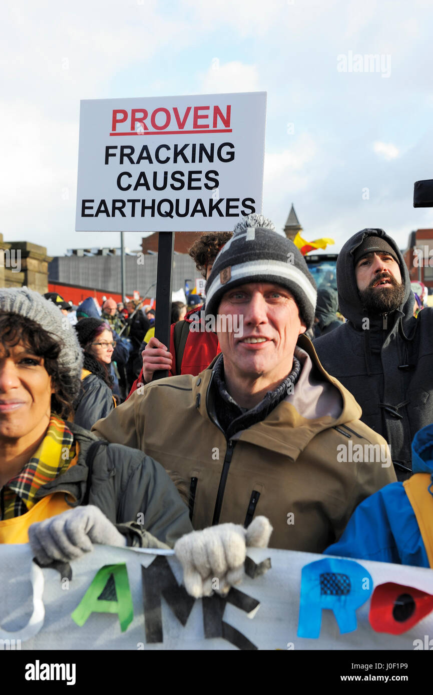 Anti-fracking manifestanti campagna al di fuori del Consiglio di contea del Lancashire riesca a convincere il consiglio di rifiutare Cuadrilla il permesso di frack Foto Stock