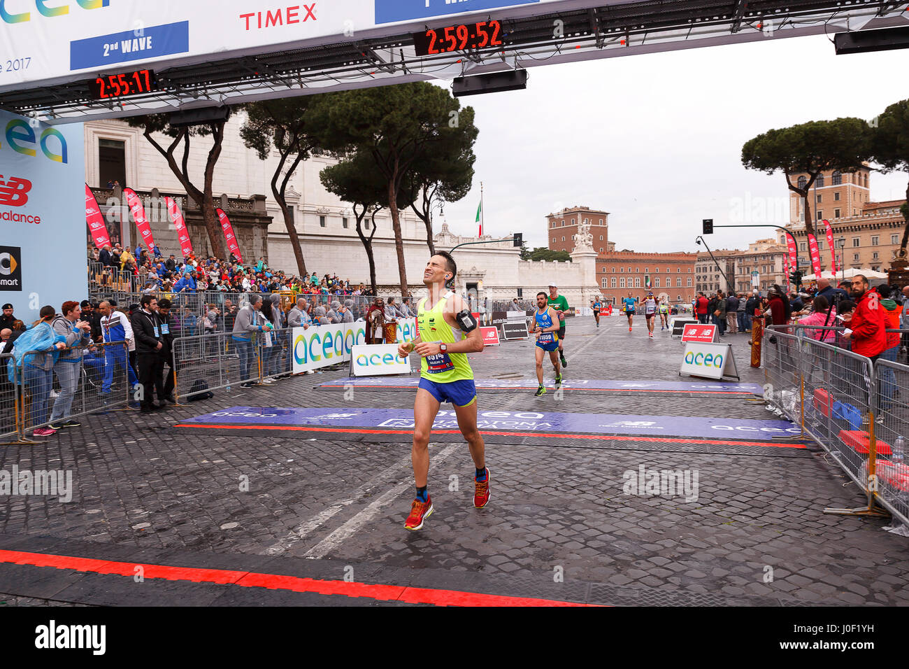 Roma, Italia - 2 Aprile, 2017: atleti partecipanti alla XXIII Maratona di Roma arriva esausti al traguardo sulla Via dei Fori Imperiali. Foto Stock