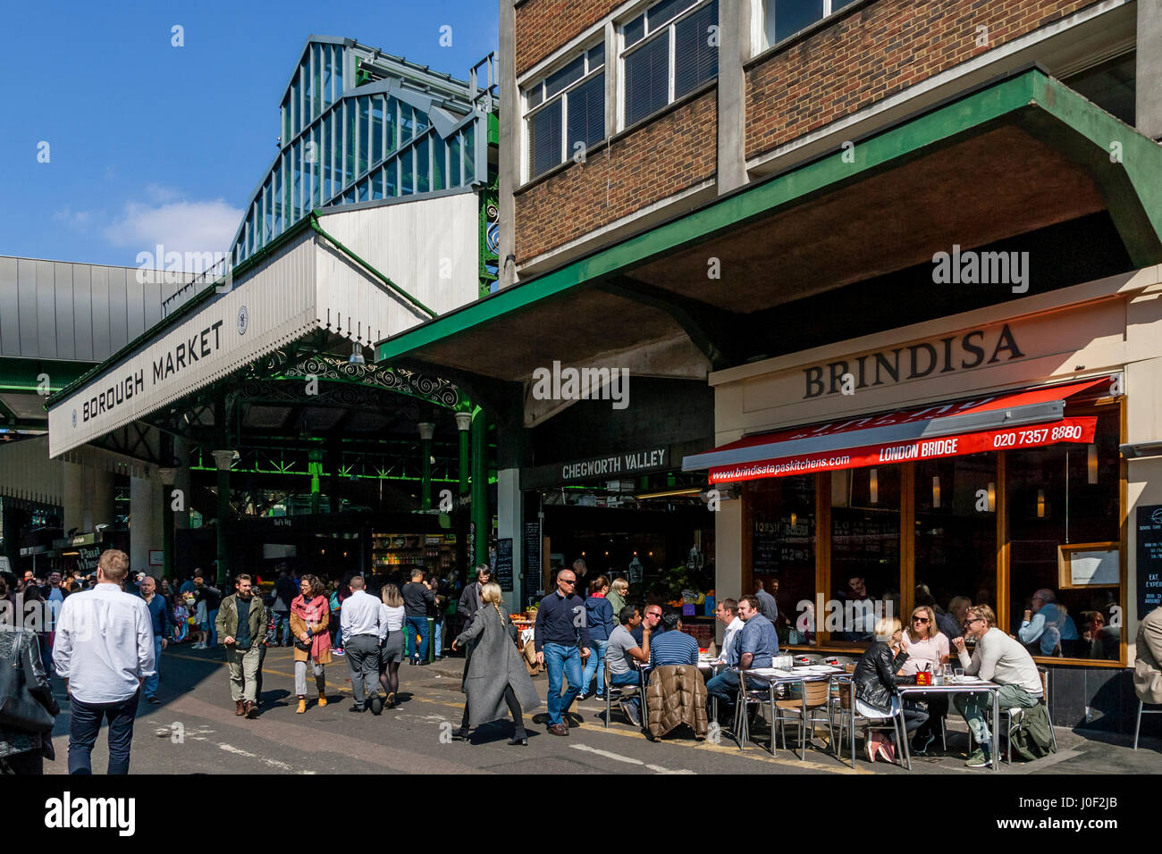 Persone mangiare e bere fuori Brindisa tapas spagnole Ristorante, Borough Market, Southwark, Londra, Inghilterra Foto Stock