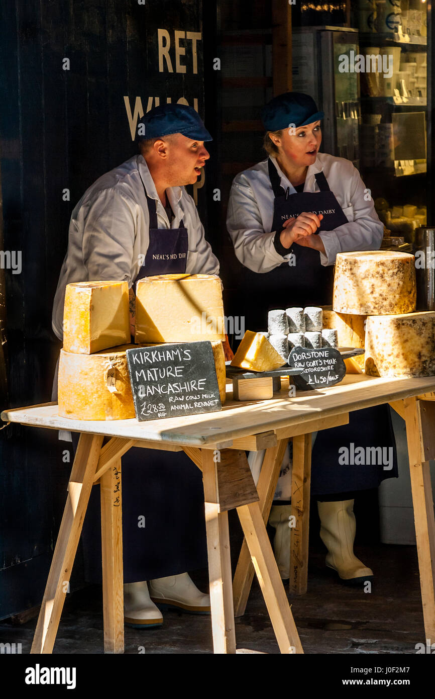 Due persone la vendita di formaggio al di fuori Neal's Yard Dairy Shop, Park Street, Borough Market, Londra, Inghilterra Foto Stock