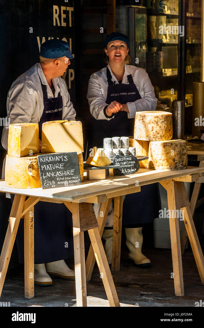 Due persone la vendita di formaggio al di fuori Neal's Yard Dairy Shop, Park Street, Borough Market, Londra, Inghilterra Foto Stock