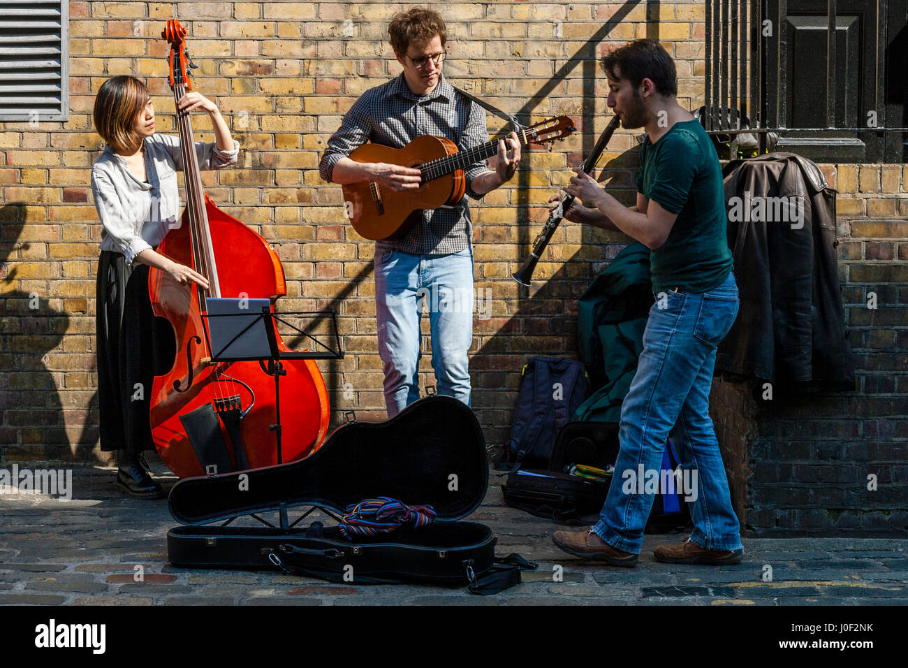 Giovani musicisti di suonare in Brick Lane, Londra, Inghilterra Foto Stock