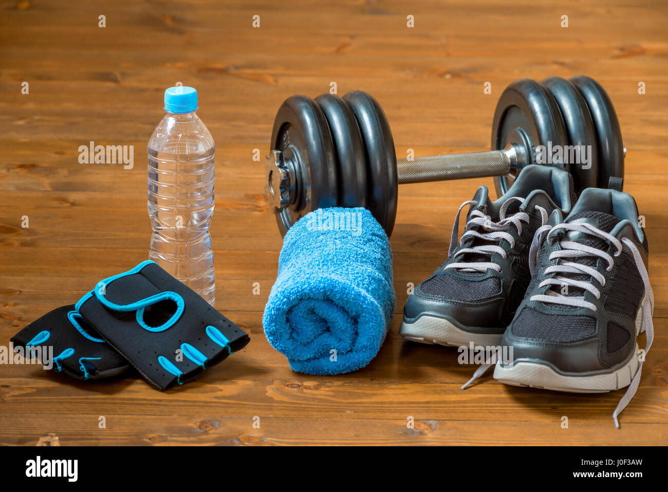 Insieme di strutture sportive per un atleta maschio su un pavimento di legno Foto Stock