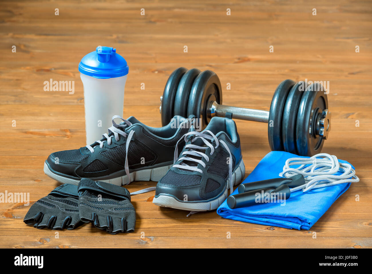 Impianti sportivi e calzature per uomo sul pavimento in legno Foto Stock