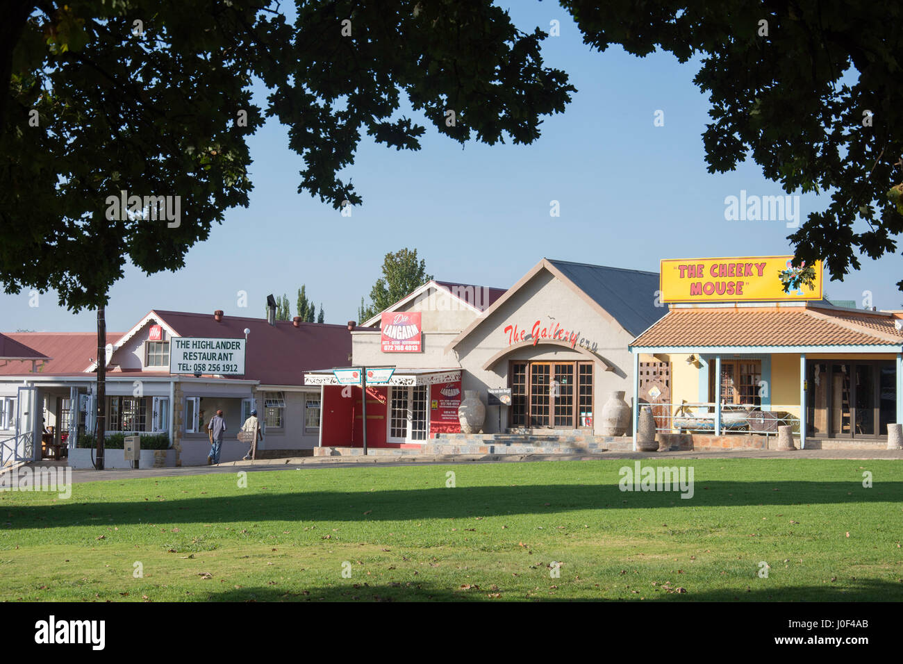 Negozi e ristoranti sulla piazza principale, Clarens, Libero Stato Provincia, Sud Africa Foto Stock
