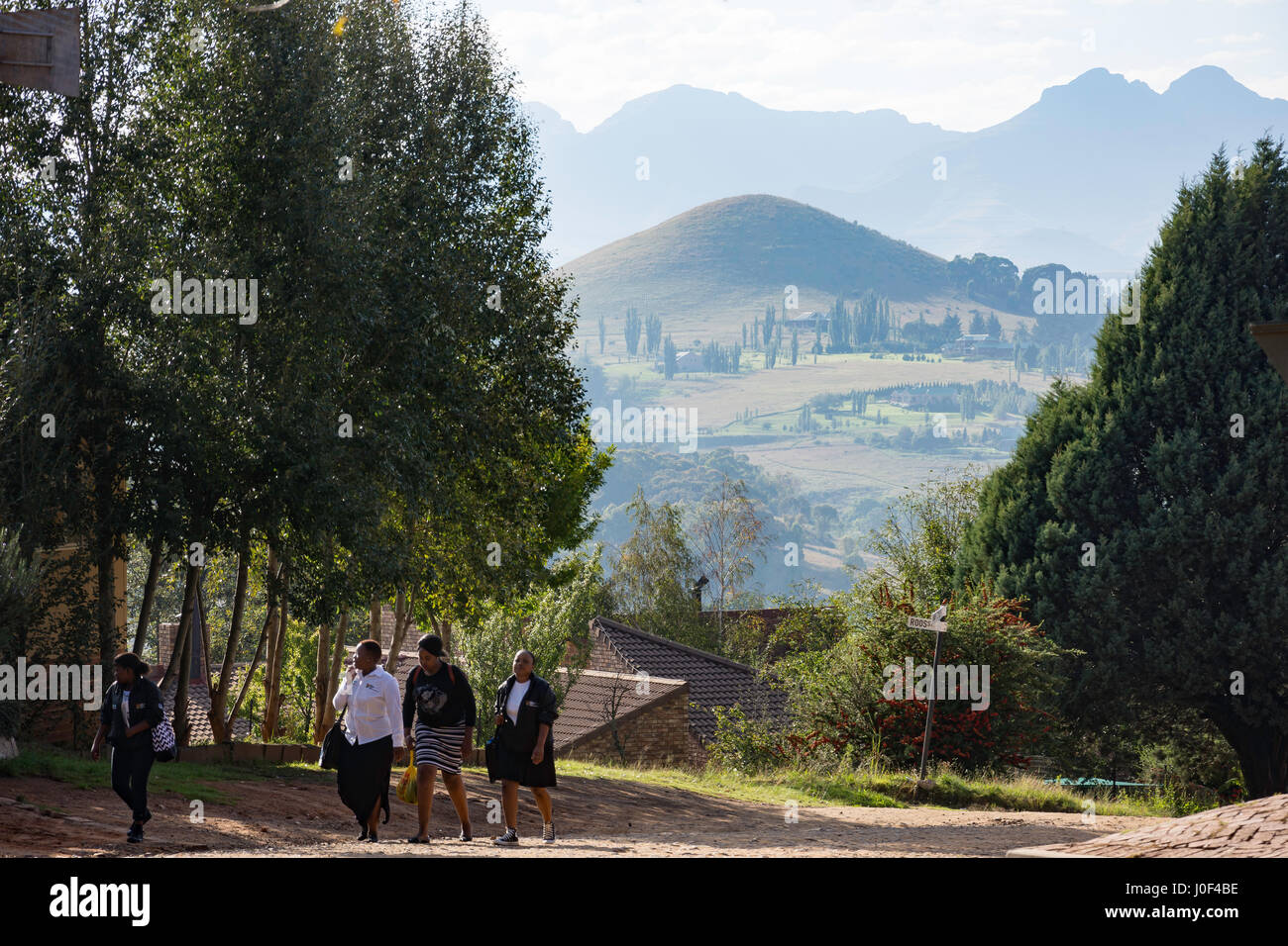 Paesaggio di montagna dalla piazza principale, Clarens, Libero Stato Provincia, Sud Africa Foto Stock