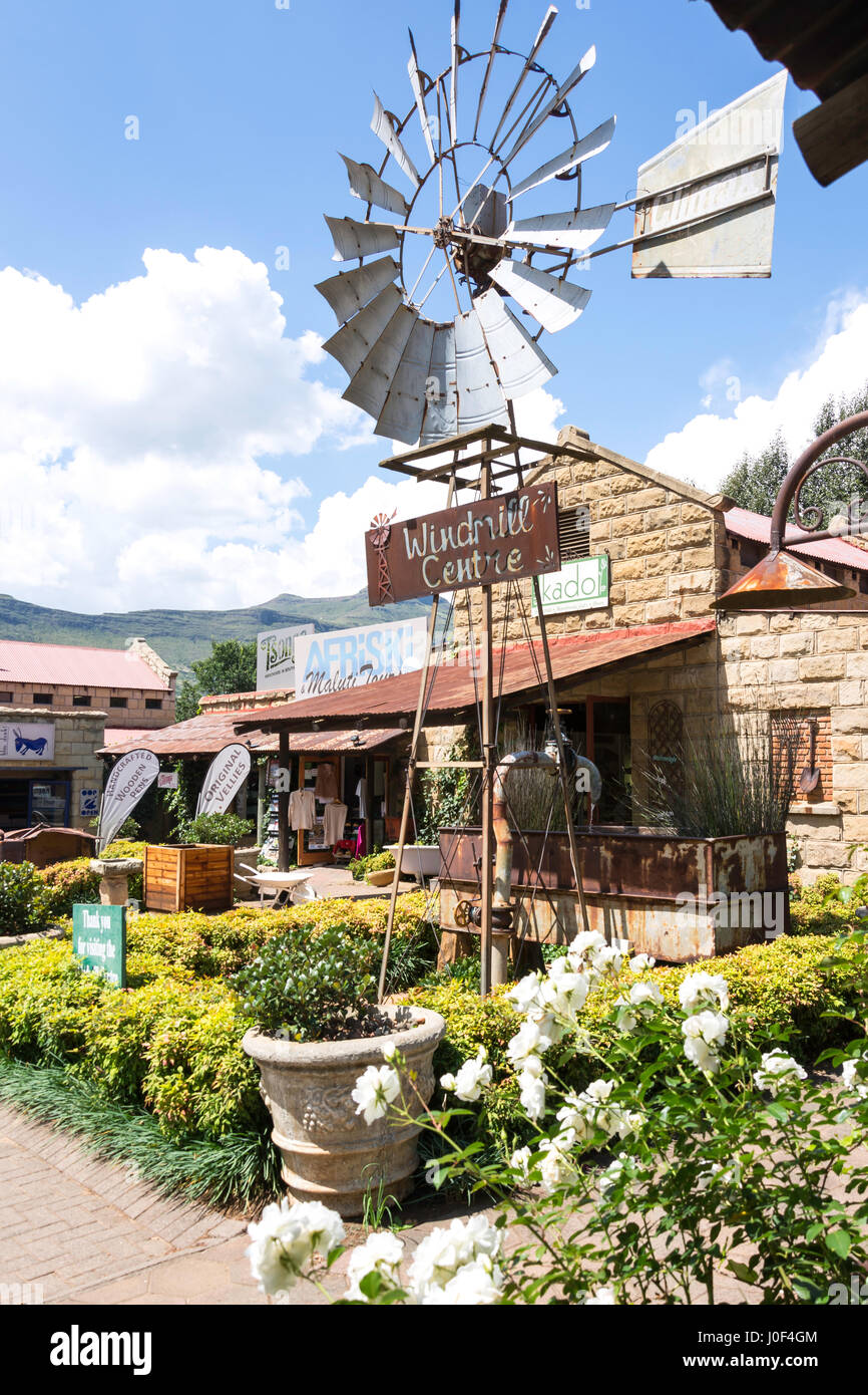 Il mulino a vento di negozi del centro, Main Street, Clarens, Libero Stato Provincia, Sud Africa Foto Stock