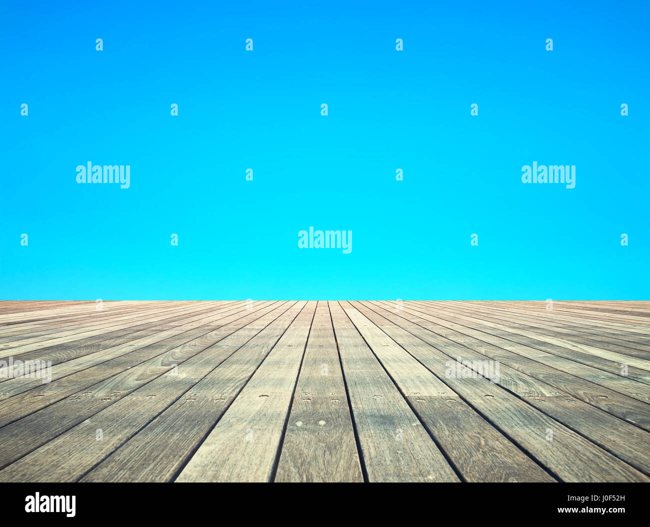 Tavola in legno Piano e cielo blu. Architettura esterna in prospettiva dal basso Foto Stock