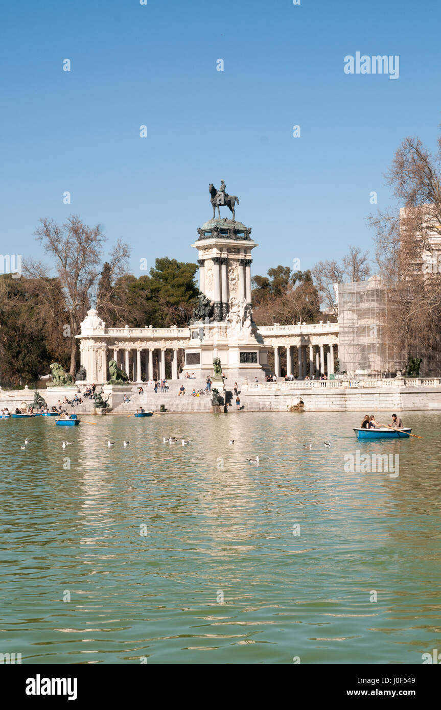 Un monumento di Alfonso XII sul lago in barca, Parque del Buen Retiro (Retiro Park), Madrid, Spagna Foto Stock