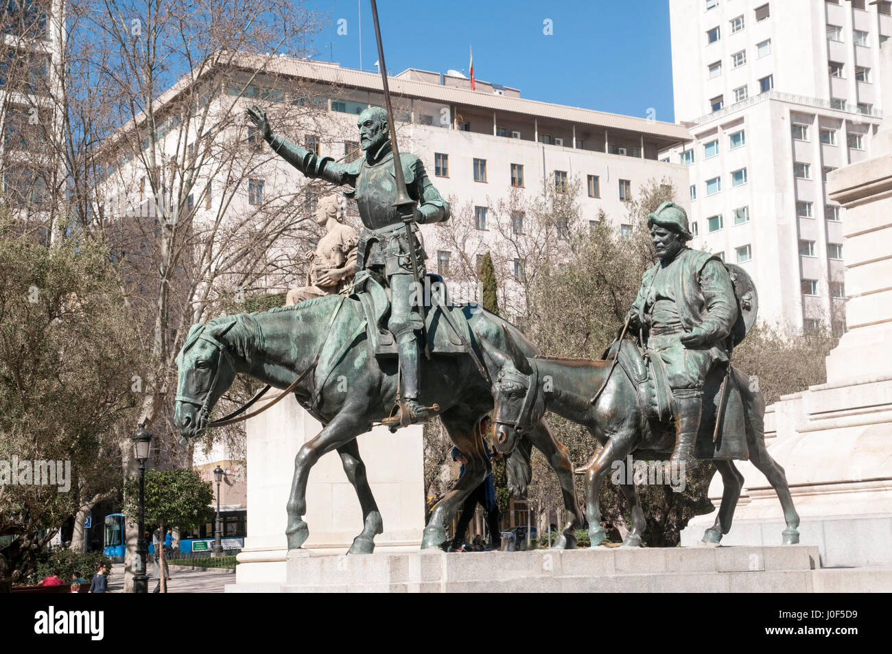 Le statue di Don Chisciotte e Sancho Panza, Monumento a Miguel de