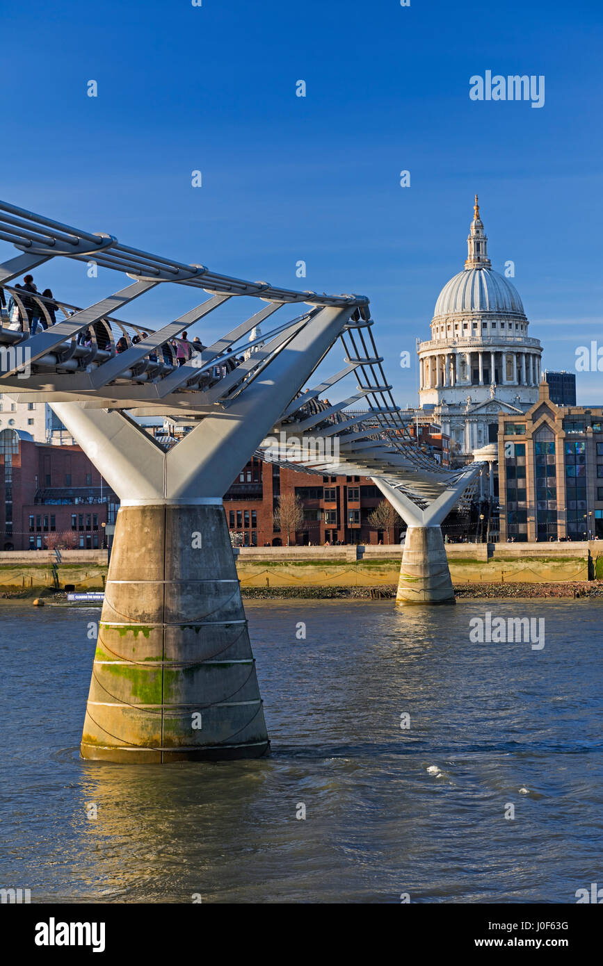 Millennium Bridge e la Cattedrale di St Paul London REGNO UNITO Foto Stock