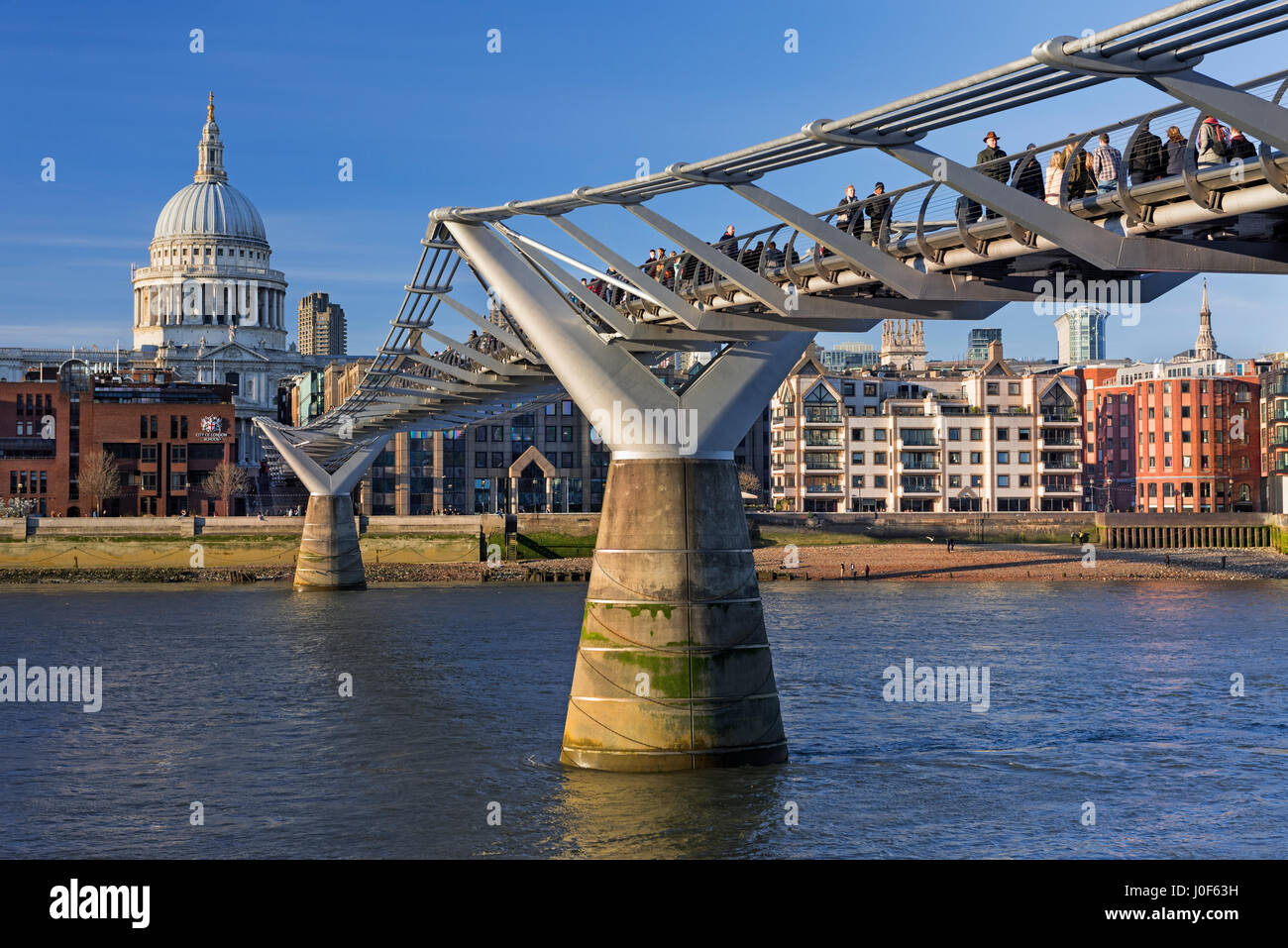 Millennium Bridge e la Cattedrale di St Paul London REGNO UNITO Foto Stock