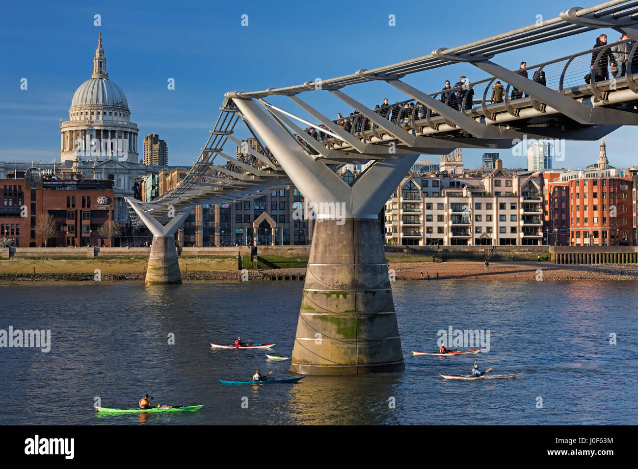 Millennium Bridge e la Cattedrale di St Paul London REGNO UNITO Foto Stock