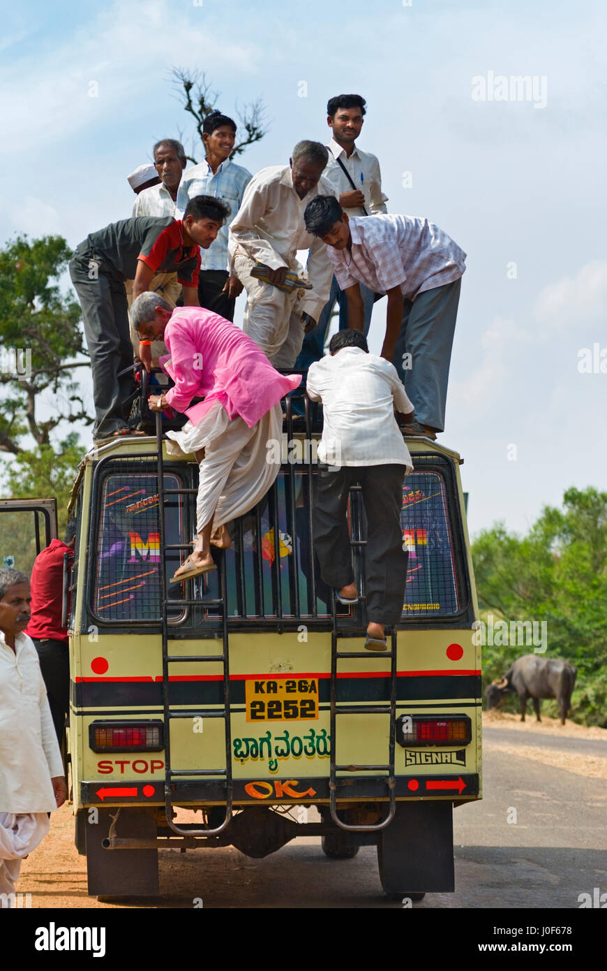 Bus locale vicino Badami Karnataka India Foto Stock