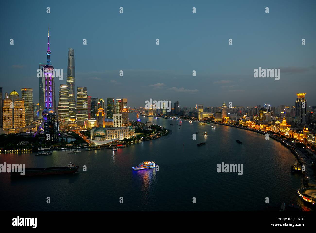 Lettera Vvisualizza sul Fiume Huangpu che mostra il contrasto tra moderno e antico, il Lujiazui finanziario area e il Bund con edifici di epoca coloniale Foto Stock