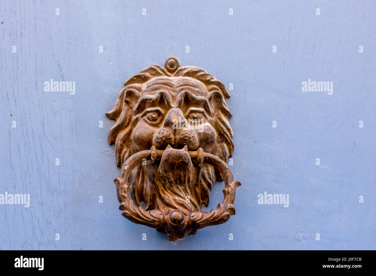 Testa di leone. Porta vecchia respingente Foto Stock