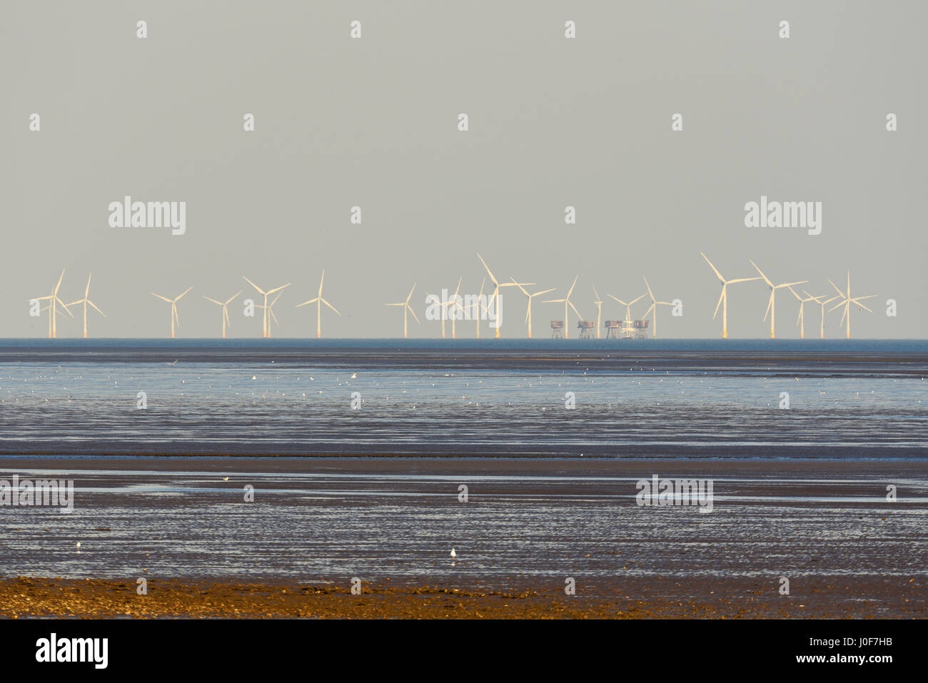 Kentish Flats Offshore Wind Farm e Red Sands Maunsell Fort nella bocca dell'estuario del Tamigi off la Essex e Kent coste Foto Stock